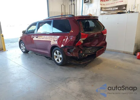 2013 Toyota Sienna Le V6 8 Passenger z USA, uszkodzony, nr VIN 5TDKK3DC6DS384409